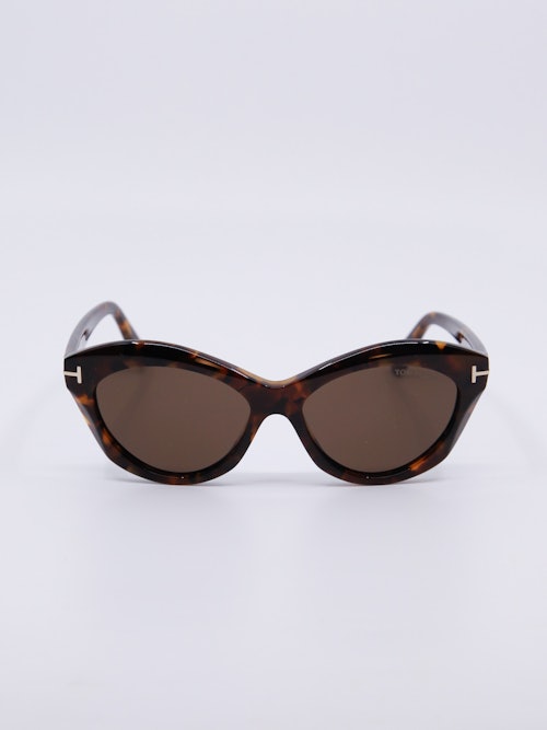 Solbrille i brun med avrundet cateye fasong