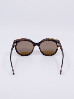 Solbrille med klassisk design og runde solbrilleglass