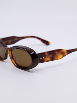 Oval solbrille i brun med chunku stenger