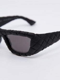 Svart statement-solbrille med "flettet"design