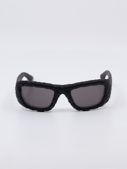 Svart statement-solbrille med "flettet"design