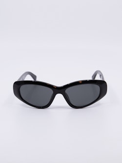 Svart solbrille med avrundet cateyefasong