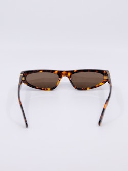 Mønstret brun solbrille med smal cateyefasong