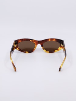 Flerfarget solbrille med brune nyanser. Solbrilen har en cateye fasong