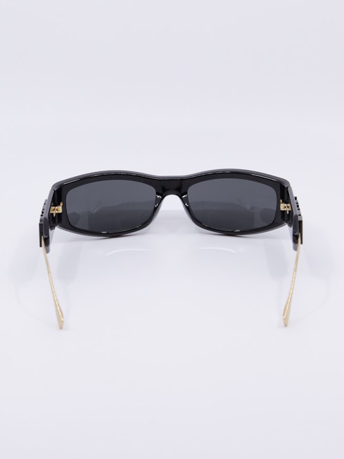 Smal og krum solbrille i svart med gulldetaljer