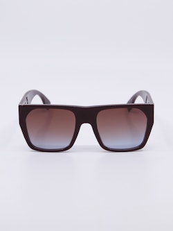 Rektangulær solbrille i burguner, oversized modell og graderte solbrilleglass