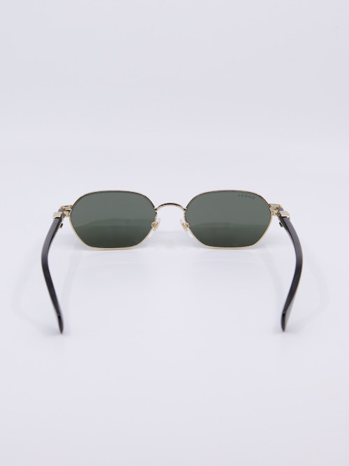 Smal metallsolbrille med gullramme og svarte brillestenger
