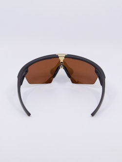 Sportsbrille med svart ramme og solbrilleglass i gull