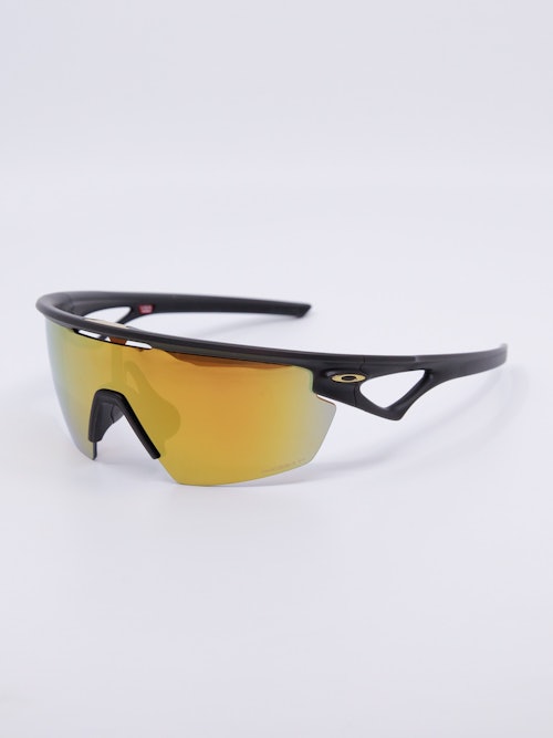 Sportsbrille med svart ramme og solbrilleglass i gull