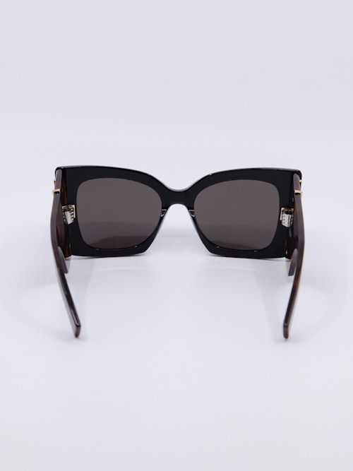Oversized cateye solbrille med svart front og brune brillestenger