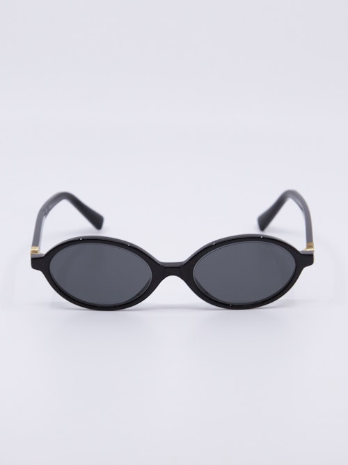 Svart og oval solbrille med nette brillestenger