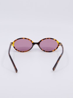 Oval og liten solbrille med brun ramme og rosa solbirlleglass