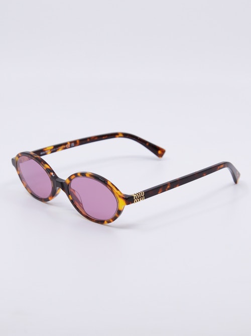Oval og liten solbrille med brun ramme og rosa solbirlleglass