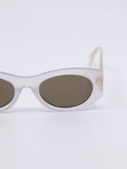 Solbrille i transparent hvit og mørke solbrilleglass