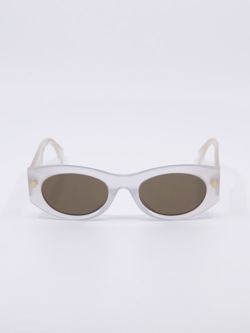 Solbrille i transparent hvit og mørke solbrilleglass