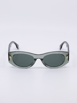 Solbrille med transaprent grønn ramme og mørkegrå solbrilleglass