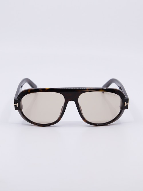 Pilotsolbrille med mørk brun ramme og duse solbrilleglass
