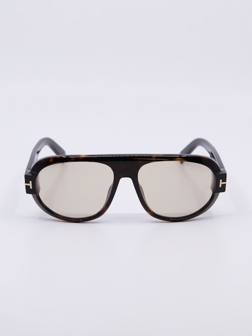 Pilotsolbrille med mørk brun ramme og duse solbrilleglass