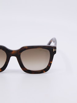 Solbrille med brun ramme og store, graderte solbrilleglass i brun
