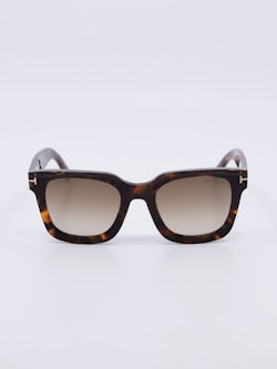Solbrille med brun ramme og store, graderte solbrilleglass i brun