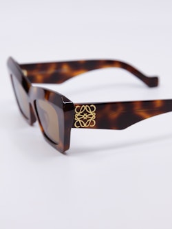 Cateye solbrille i brun med chunky ramme