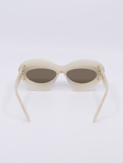 Chunky cateye solbrille i hvit med dobbel ramme og gulldetaljer.