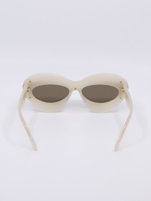 Chunky cateye solbrille i hvit med dobbel ramme og gulldetaljer.