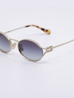 Metallsolbrille i gull med graderte blå solbrilleglass