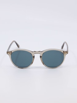 Rund solbrille med transparent ramme og blå solbrilleglass