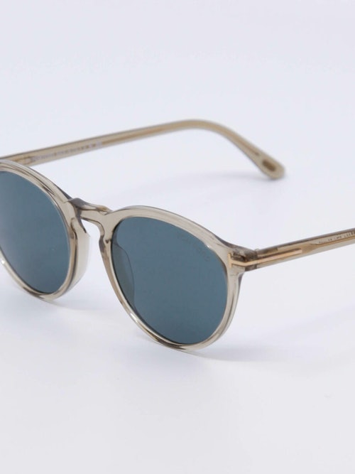 Rund solbrille med transparent ramme og blå solbrilleglass