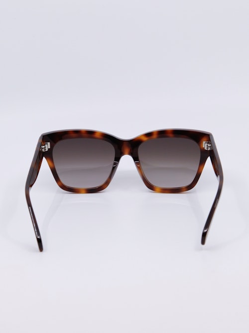 Solbrille i brun med rektangulær fasong og graderte solbrilleglass