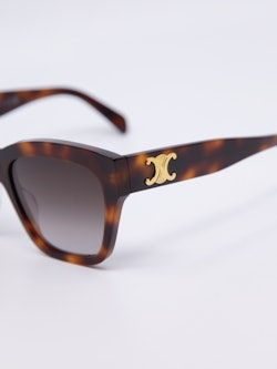 Solbrille i brun med rektangulær fasong og graderte solbrilleglass