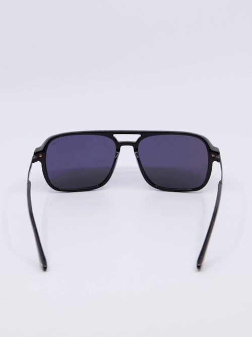 Solbrille med rektangulær fasong og dobbel nesebro