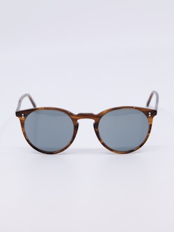 Rund solbrille med brun ramme og blå solbrilleglass