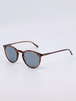 Rund solbrille med brun ramme og blå solbrilleglass siden
