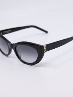 Svart cateye solbrille med graderte solbrilleglass