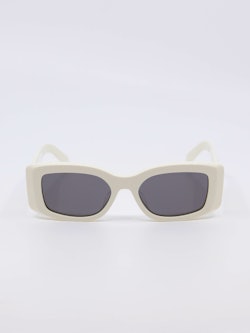 Hvit solbrille med grå solbrilleglass. Rektangulær fasong