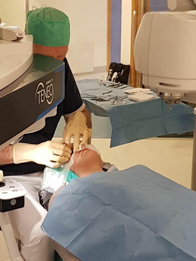 Bilder fra laseroperasjonen til Maria hos ABC synskirurgi
