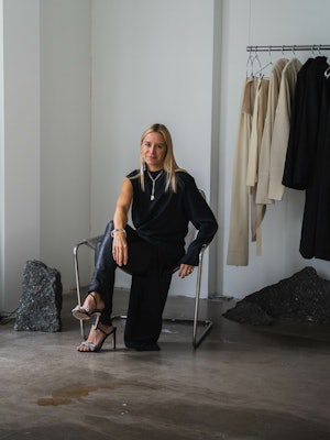 Celine Aagaard sittende på en stol i sitt studio i Oslo.