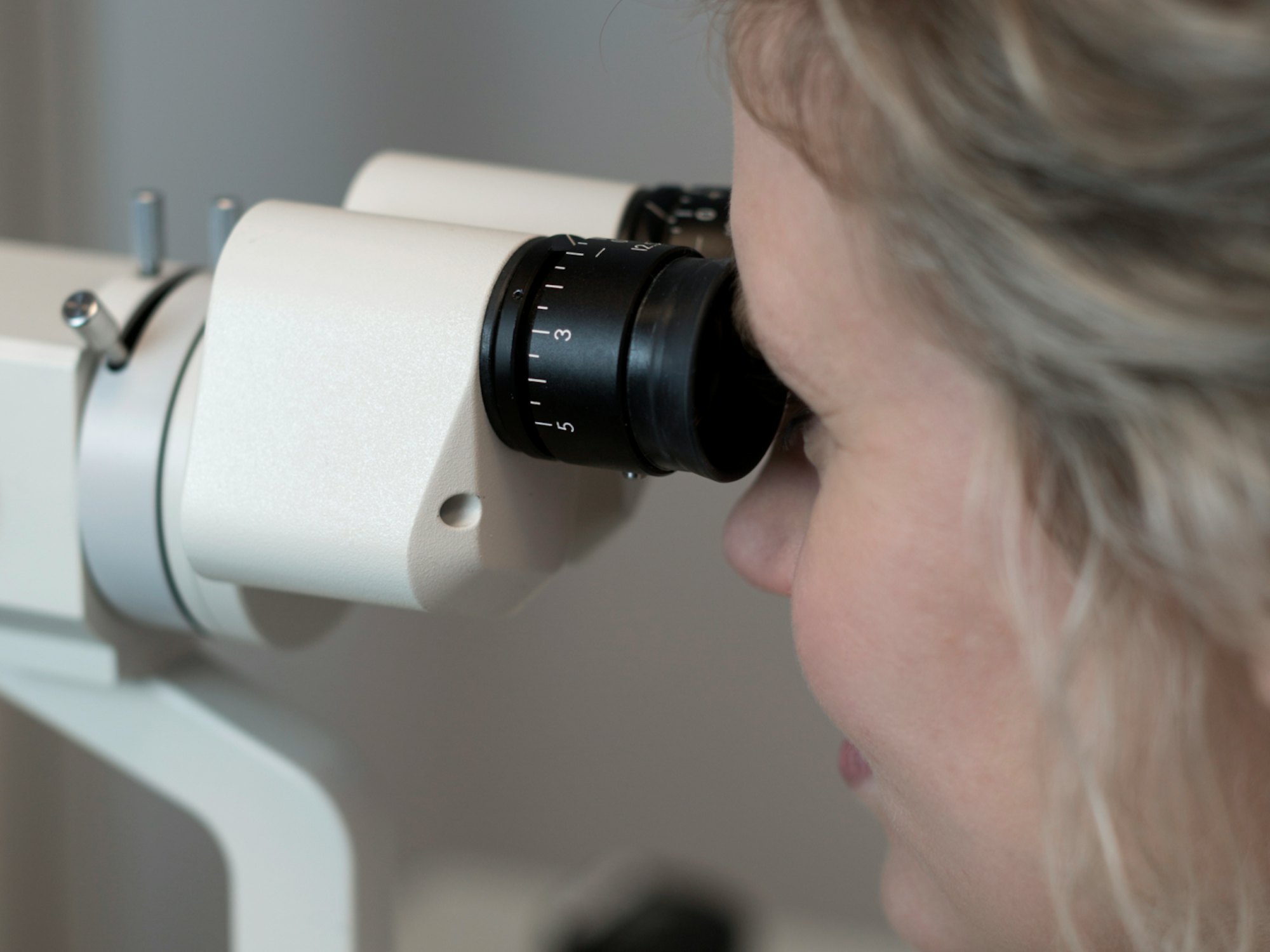 Bilde av en optiker under en synstest hos Krogh Optikk