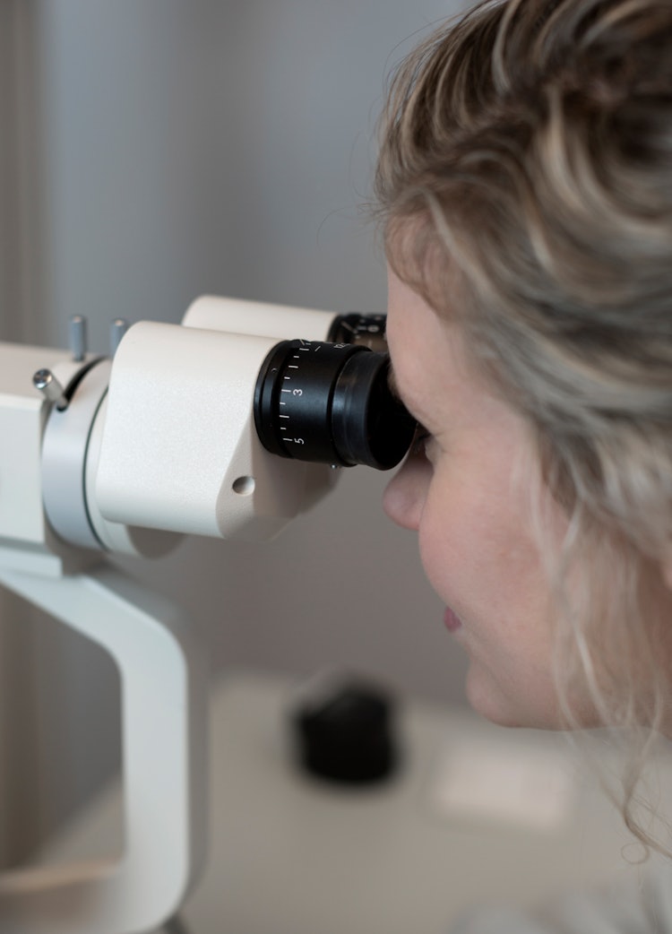 Bilde av en optiker under en synstest hos Krogh Optikk