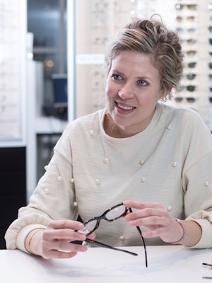 Butikksjef Marthe er en av mange dyktige fagfolk som hjelper deg med å finne riktige briller hos Krogh Optikk.
