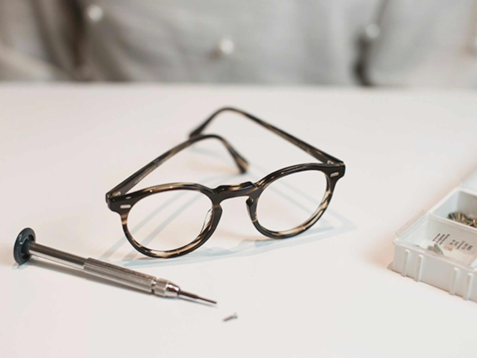 Bilde av en brille og et skrujern for å tilpasse og reparere brillen