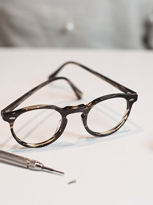 Bilde av en brille og et skrujern for å tilpasse og reparere brillen