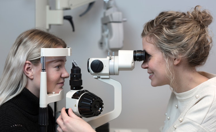 Bilde av en pasient og optiker under en synstest hos Krogh Optikk