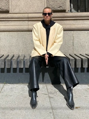 Bilde av Celine Aagaard sittende på en benk med solbriller fra Bottega Veneta