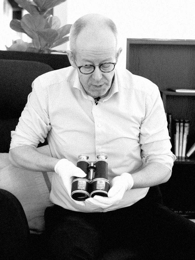 Bilde av Arvid Krogh som holder en kikkert fra Kong Oscar