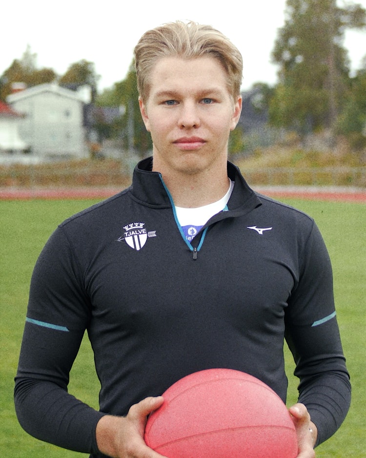 Markus Rooth på idrettsbanen med en medisinball.