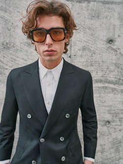 Bilde av modell med solbrillen FT0885 fra Tom Ford. Du finner de hos Krogh Optikk