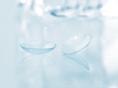 Bilde av to kontaktlinser som ligger på et bord